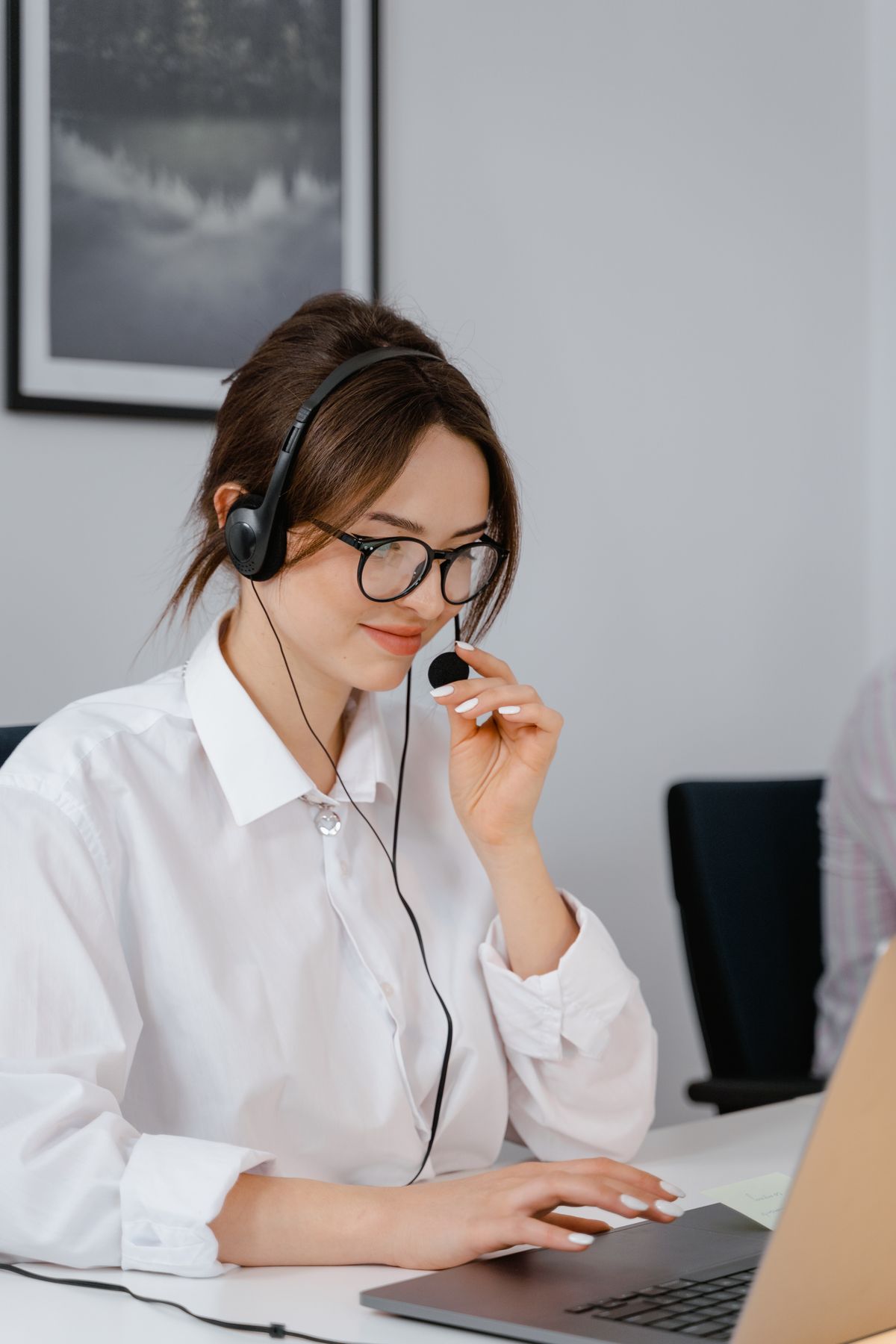 Profissional de atendimento trabalhando em um notebook